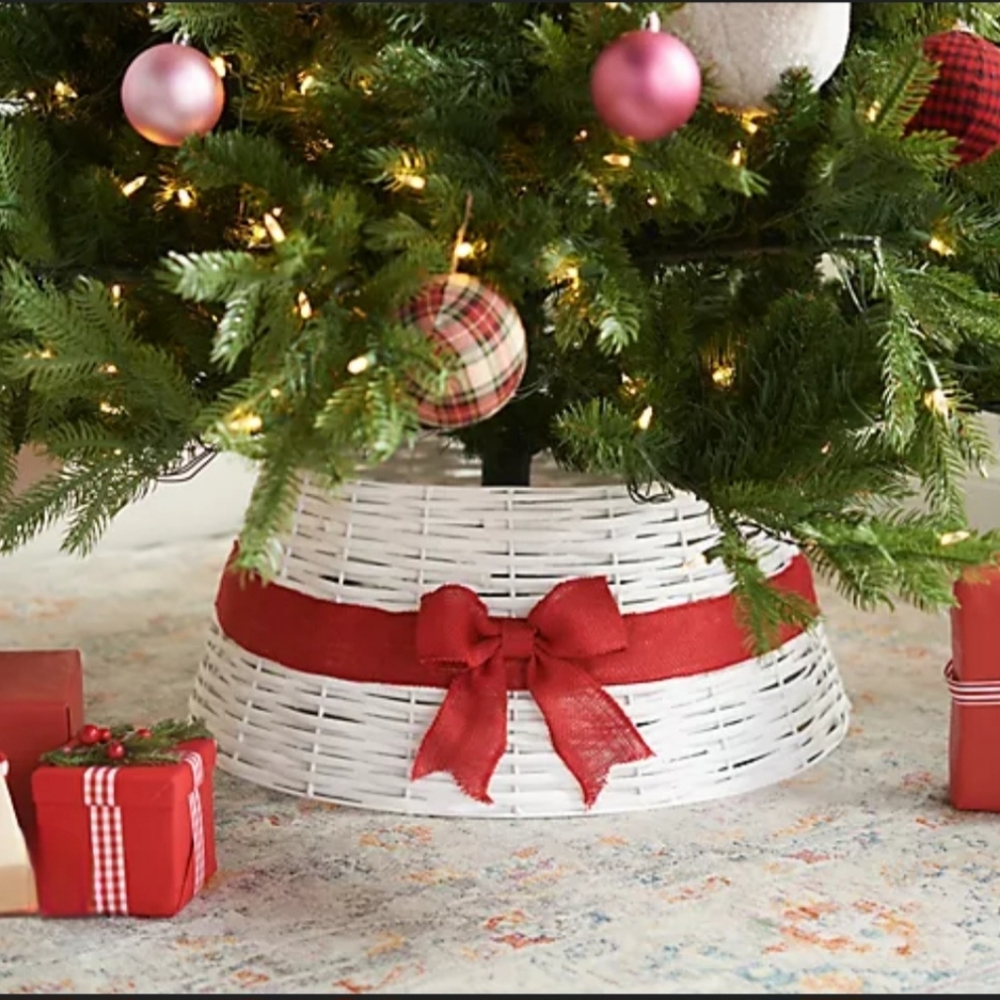 QVC White Wicker Christmas Tree Skirt with Red Bow New!